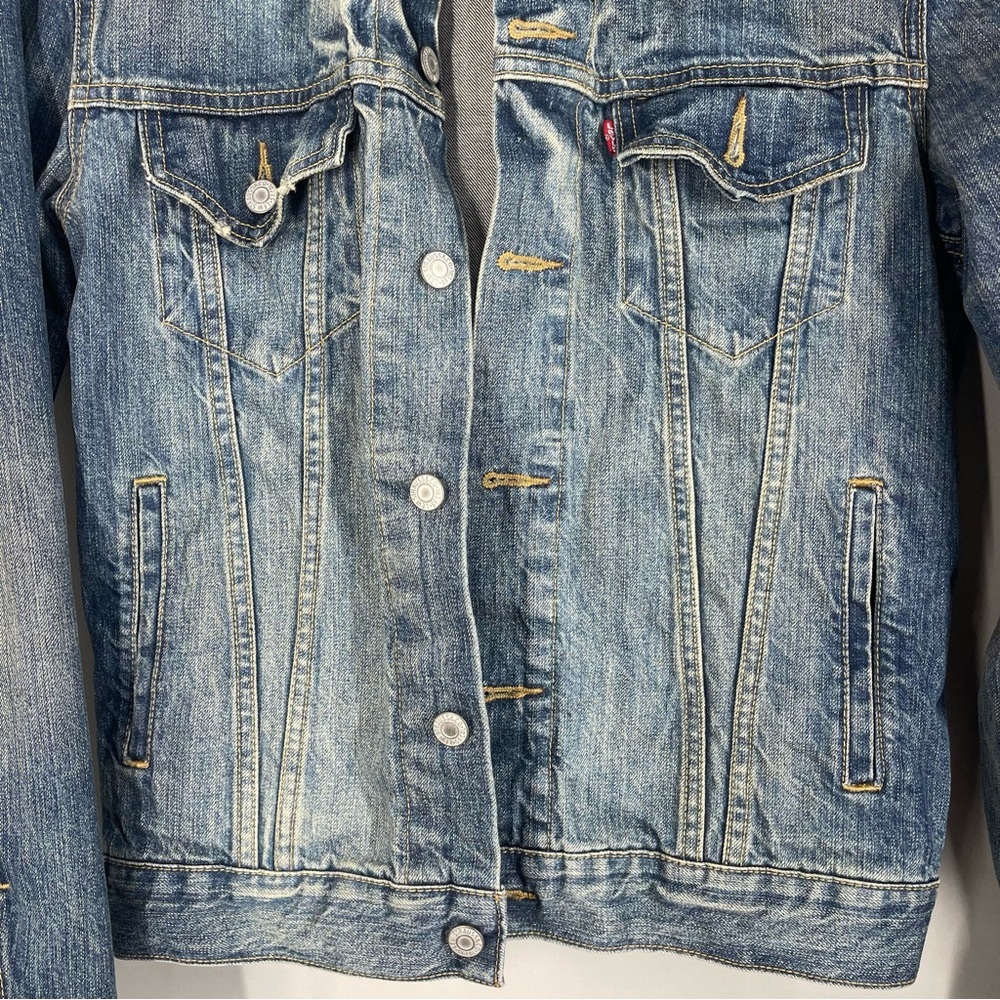Levis Blue Denim Jean Trucker Jacket Size
Small  Regular Wash Men Pockets - Picture 3 of 9